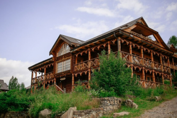 ТОП 5 готелів з пішими маршрутами навесні біля Буковелю